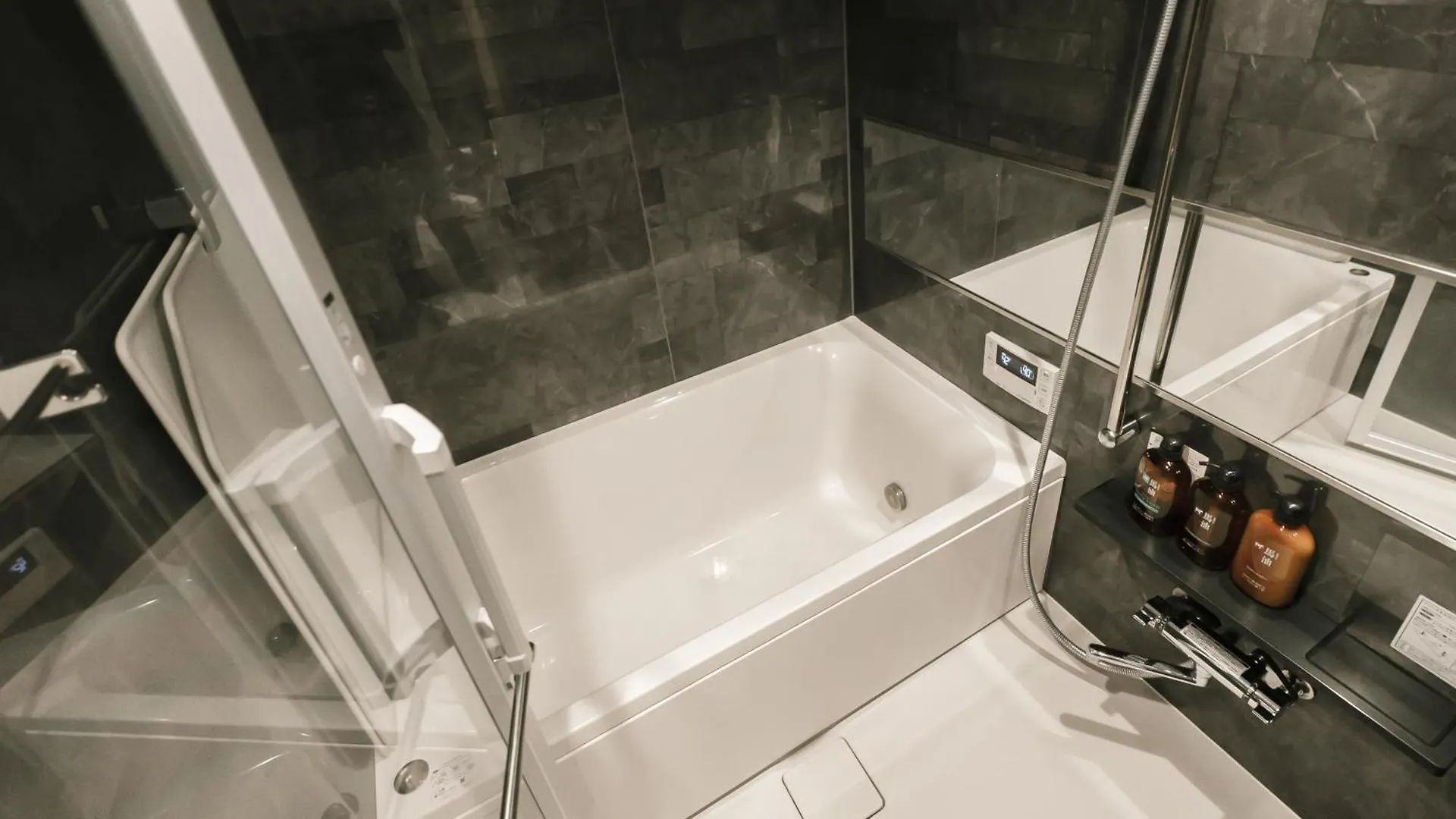 Roppongi Designer Apartment Newly Built 5 Minutes Walk To The Station Tokyo