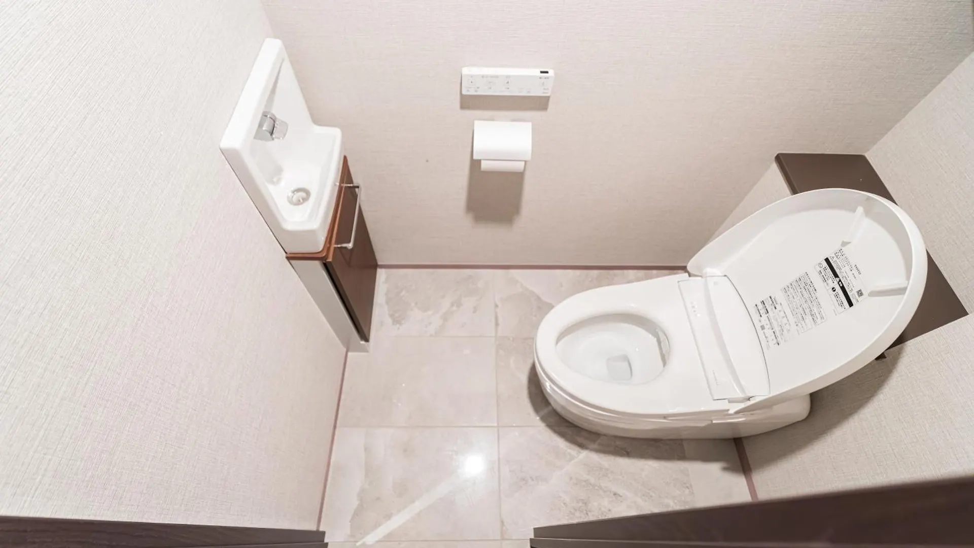 Roppongi Designer Apartment Newly Built 5 Minutes Walk To The Station Токио