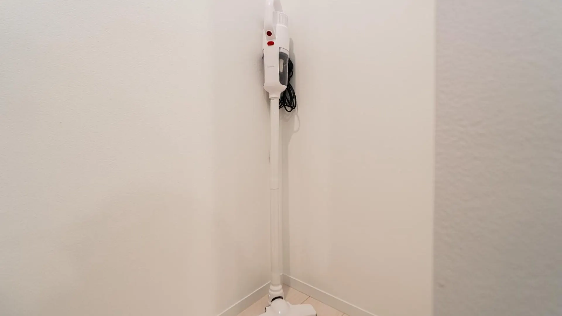 Roppongi Designer Apartment Newly Built 5 Minutes Walk To The Station Токио