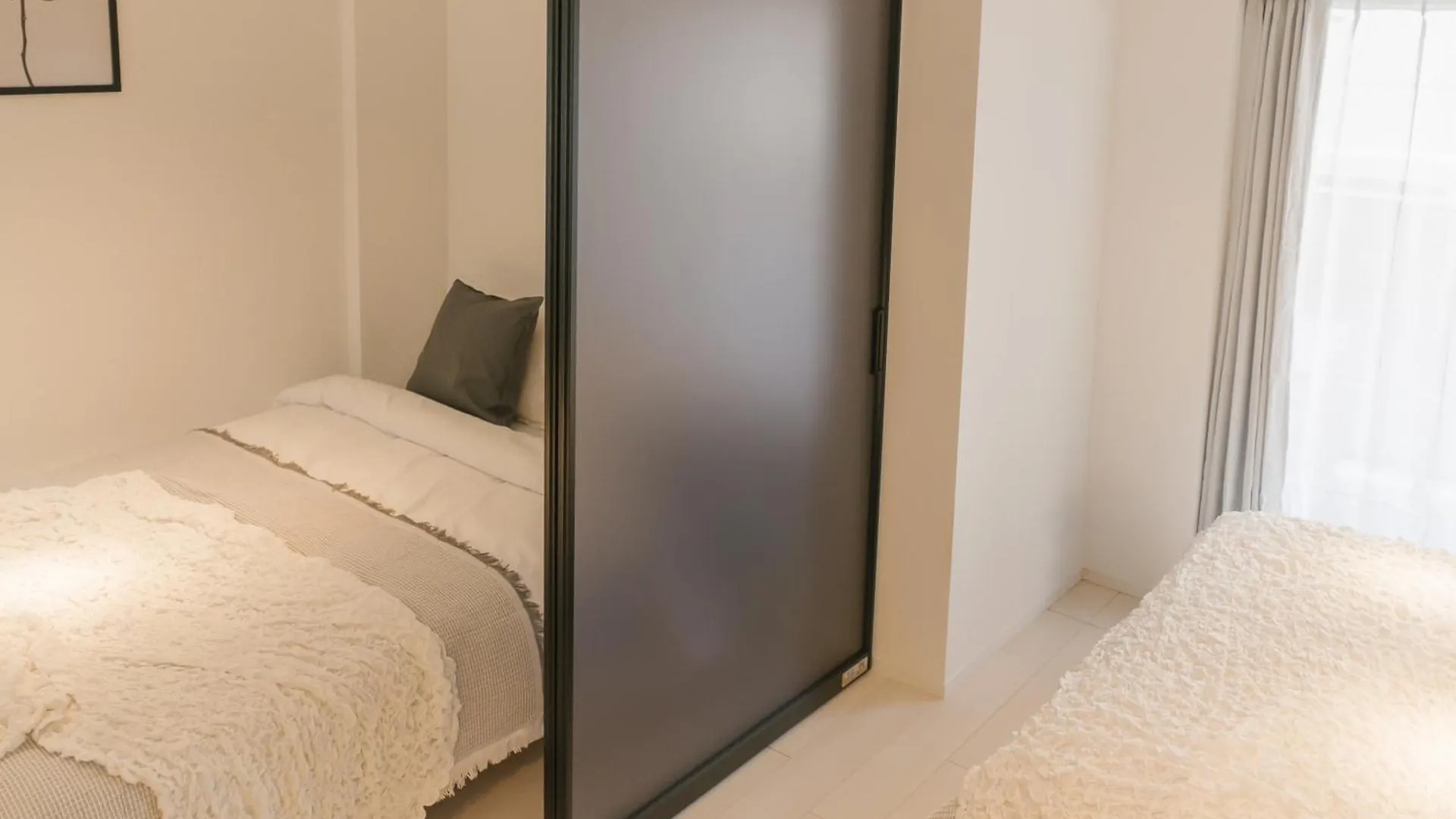 Roppongi Designer Apartment Newly Built 5 Minutes Walk To The Station Токио